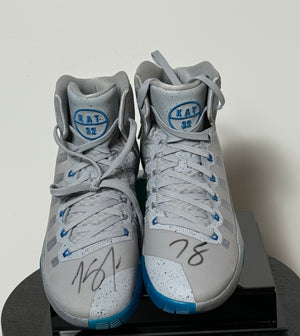 Paire de Chaussures signee par Karl Anthony Towns certifiee par JSA