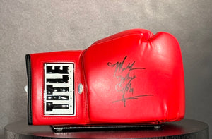 Authentique Gant de boxe Droit TITLE signe par Marion Sterling et certifie par Schwartz
