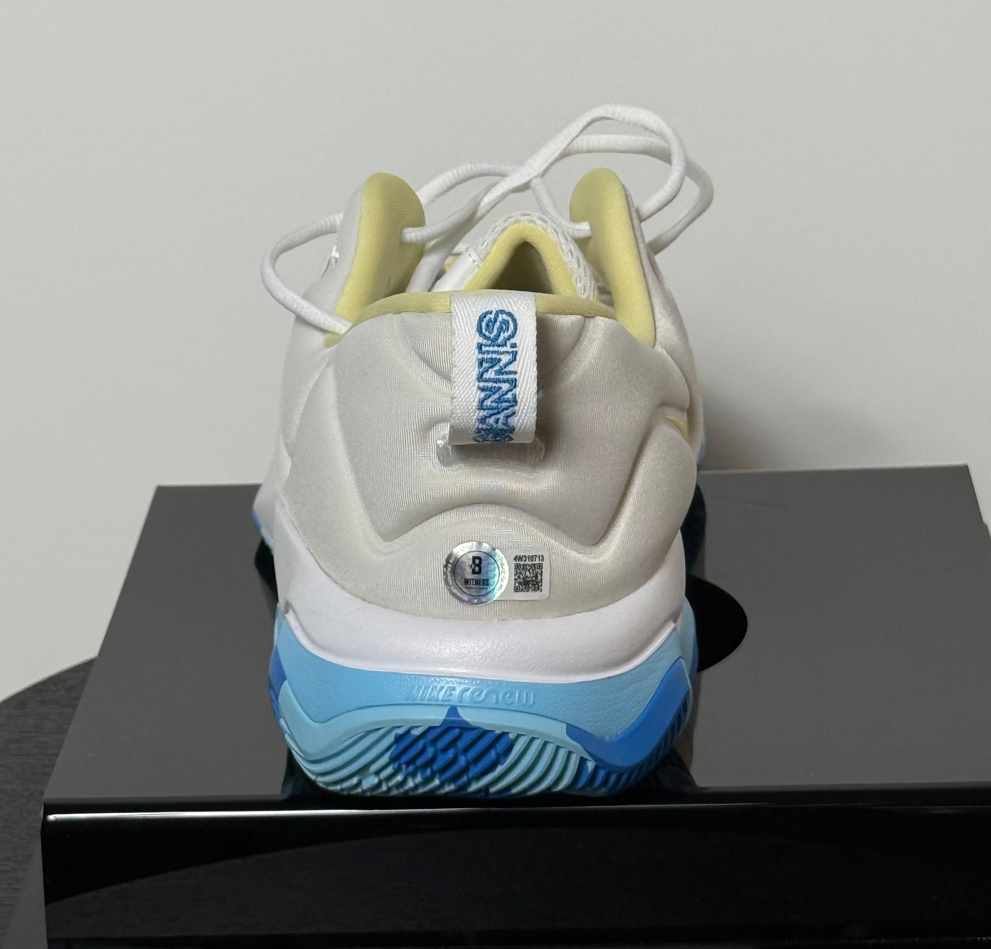 Chaussure Gauche signee par Giannis Antetokounmpo certifiee par Beckett authentic-signatures