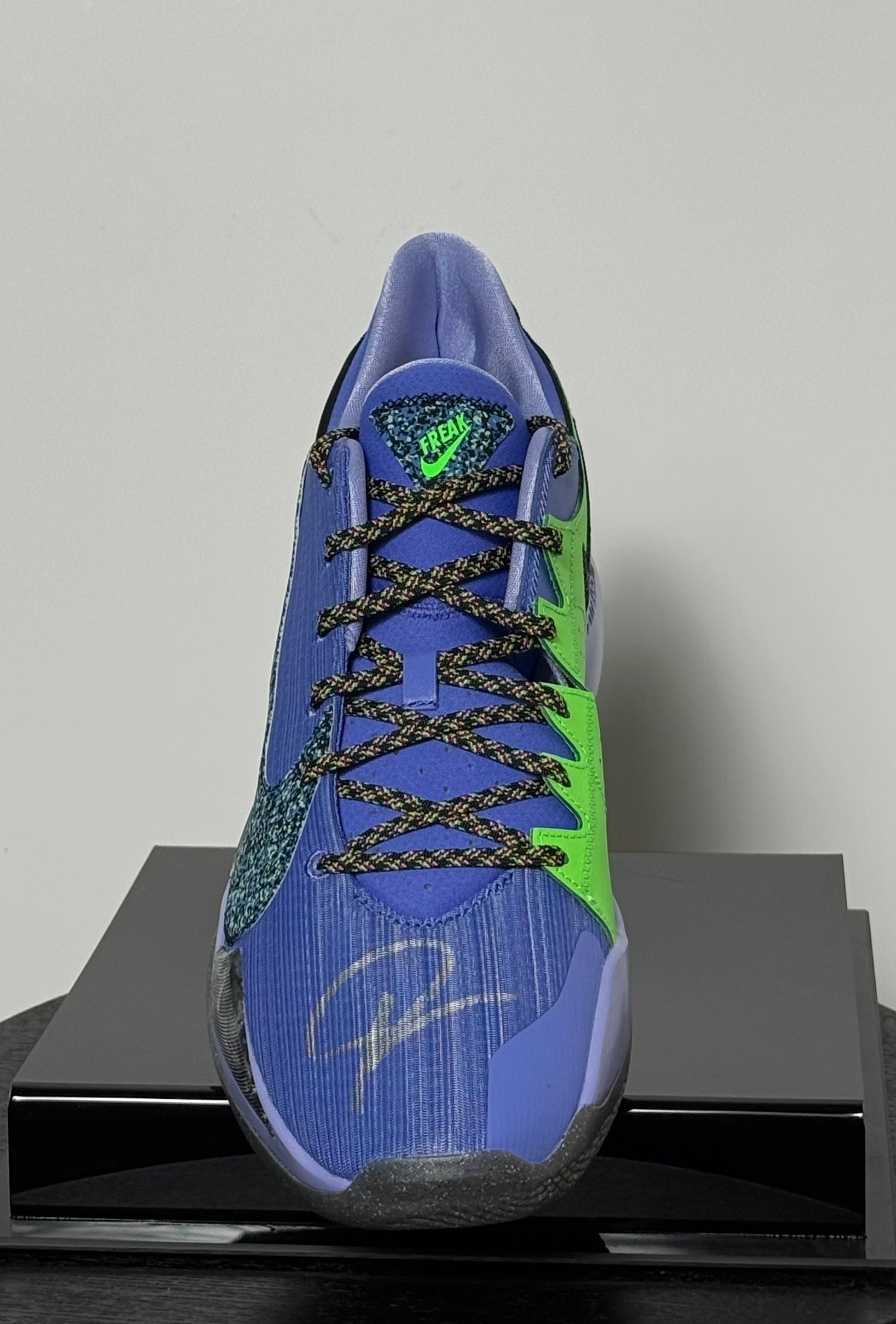 Chaussure Droite signee par Giannis Antetokounmpo certifiee par Beckett authentic-signatures