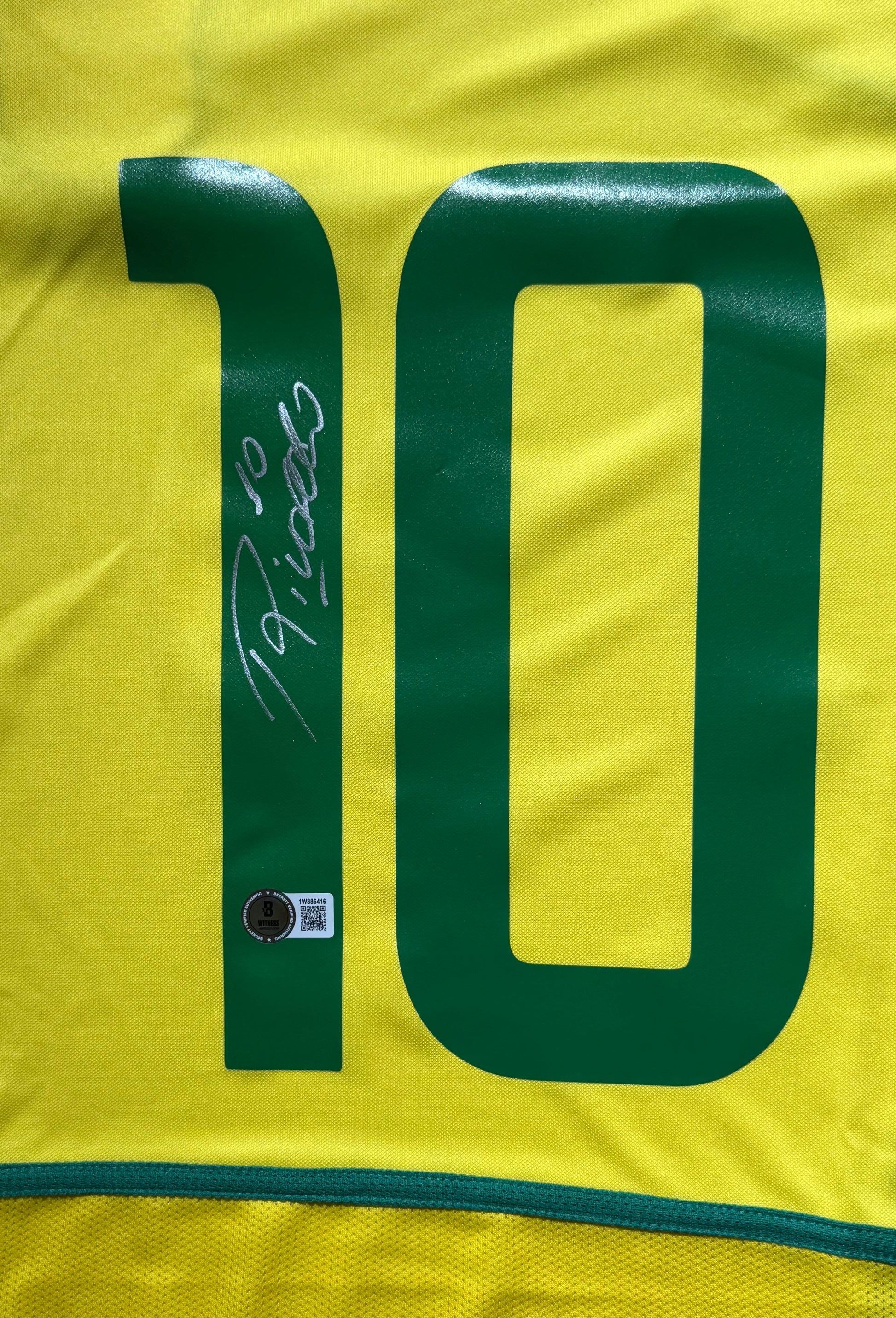 Maillot Domicile Equipe du Bresil Edition Coupe du Monde 2002 signe par Rivaldo Ferreira et certifie par Beckett authentic-signatures