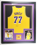 Cadre Maillot Authentique des Los Angeles Lakers  signe par Luka Doncic et certifie par JSA authentic-signatures