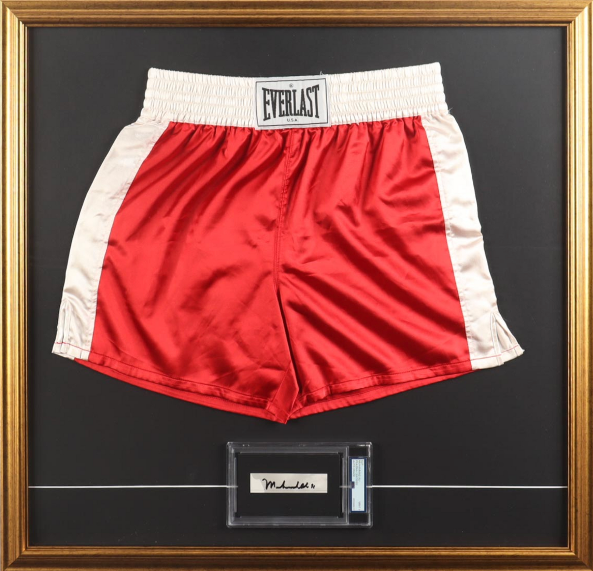 Cadre comprenant le short et une carte signees par Mohammad Ali certifie par PSA authentic-signatures