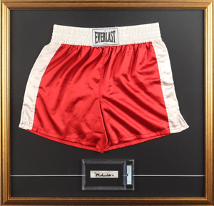 Cadre comprenant le short et une carte signees par Mohammad Ali certifie par PSA
