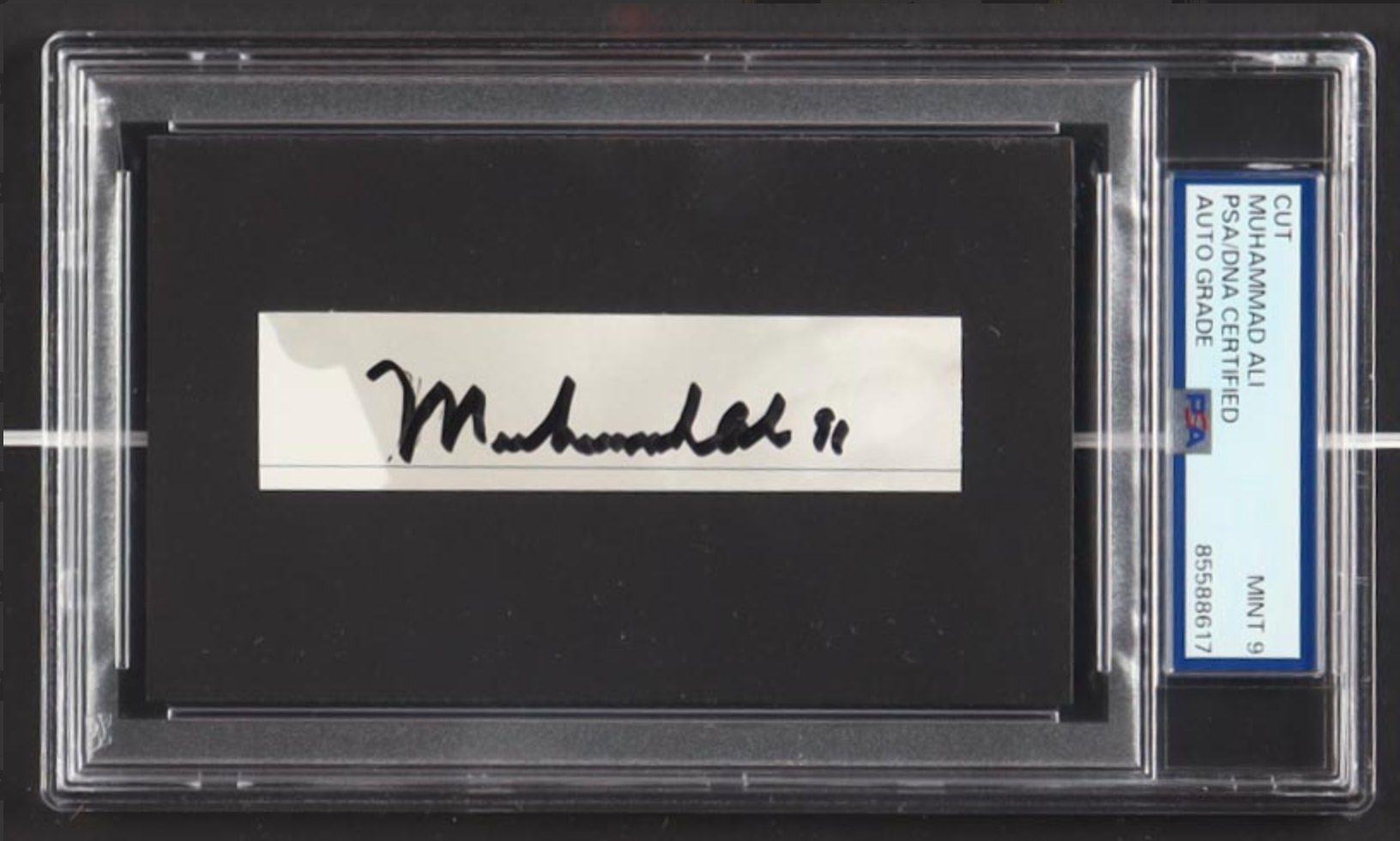 Cadre comprenant le short et une carte signees par Mohammad Ali certifie par PSA authentic-signatures