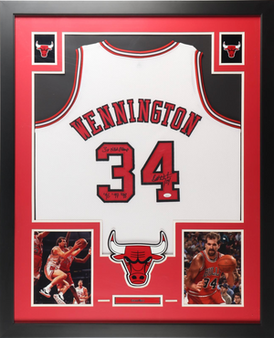 Cadre Maillot"3x NBA Champ '96 '97' '98"authentique des Chicago Bulls signe par Bill Wennington certifie par JSA