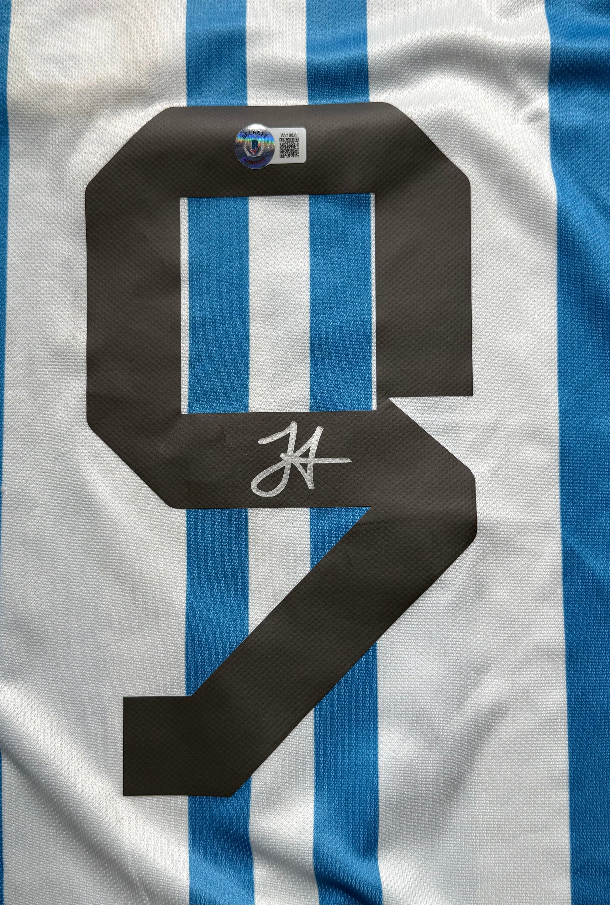 Maillot Domicile Equipe d'Argentine Edition Coupe du Monde 2022 signe par Julian Alvarez et Certifie par Beckett authentic-signatures