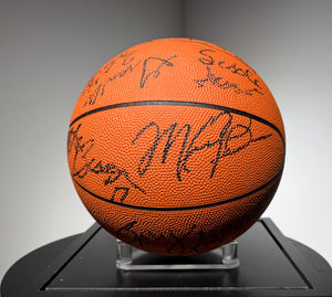 Basketball 1987-88 Authentique Chicago Bulls  signee Par 11 joueurs dont Michael Jordan et Scottie Pippen certifiee par Beckett