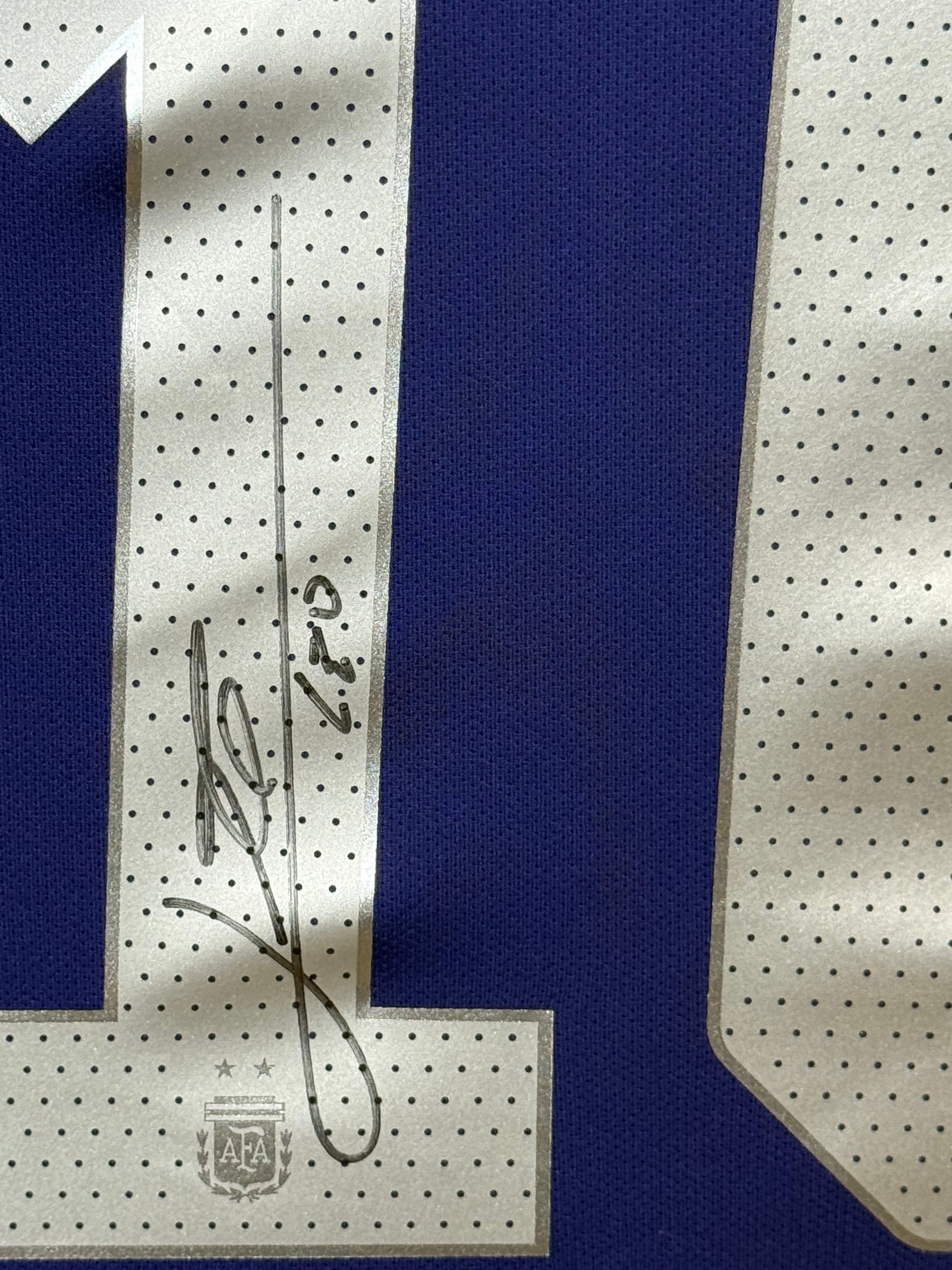 Maillot Exterieur Equipe d'Argentine Edition Coupe du Monde 2022 signe par Lionel Messi et Certifie par Beckett authentic-signatures