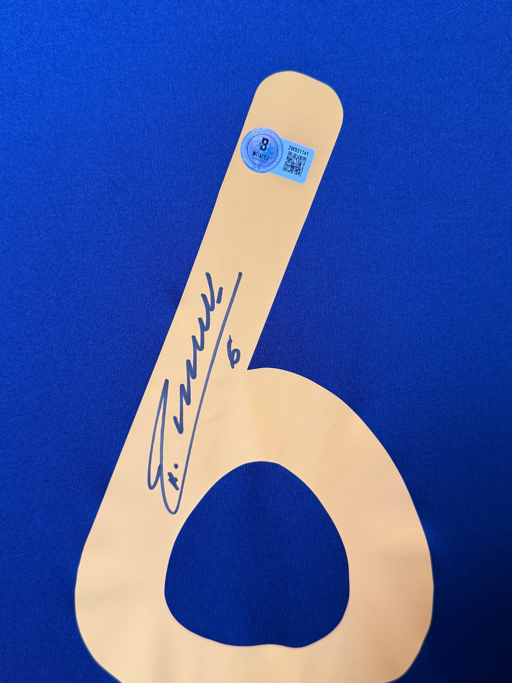 Maillot Exterieur Espagne Edition FINALE Coupe du Monde 2010 Pays-Bas/Espagne  signe par Andres Iniesta et Certifie par Beckett authentic-signatures