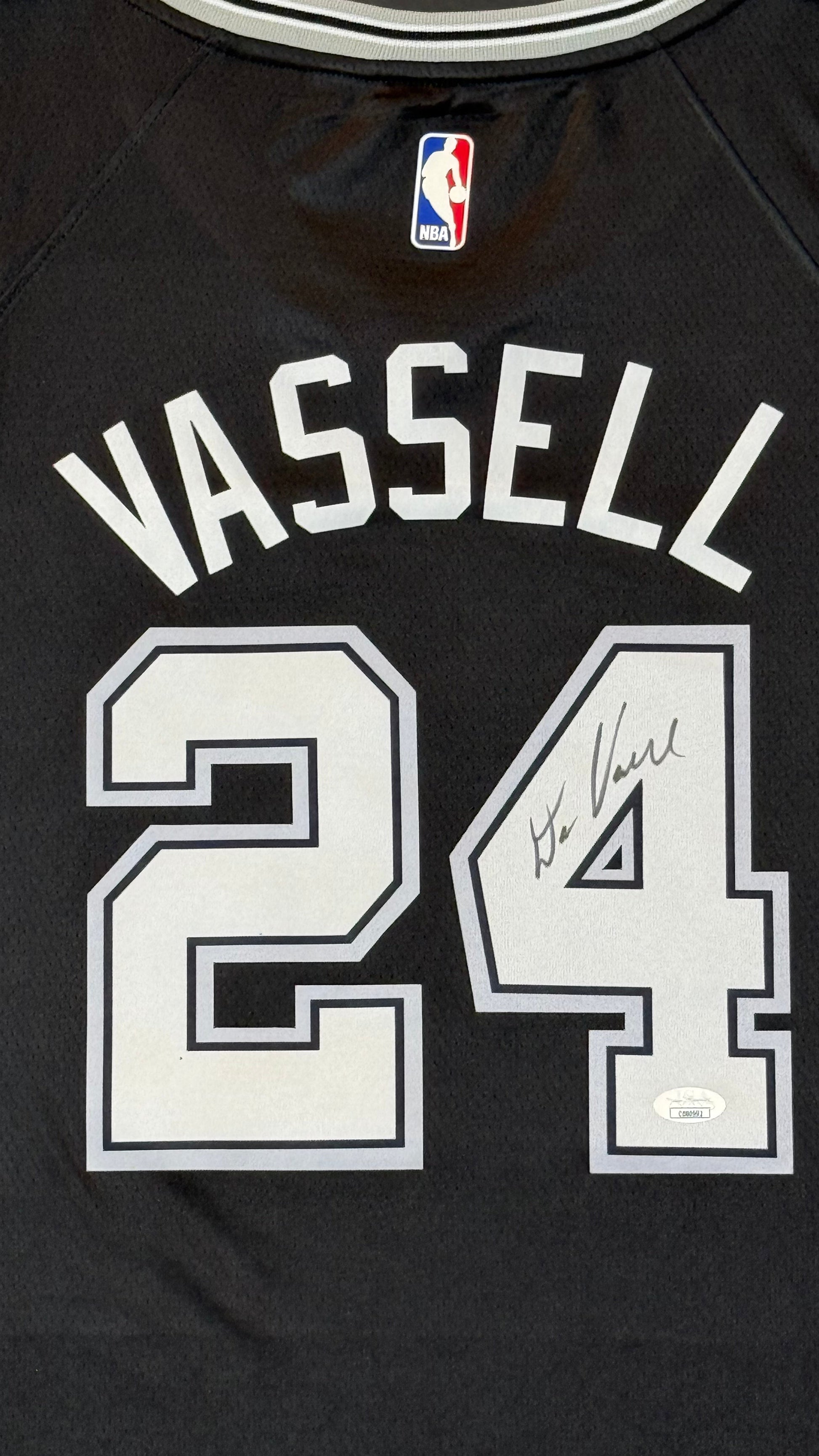 Maillot SWINGMAN San Antonio Spurs signé par Devin VASSELL et certifié par JSA authentic-signatures