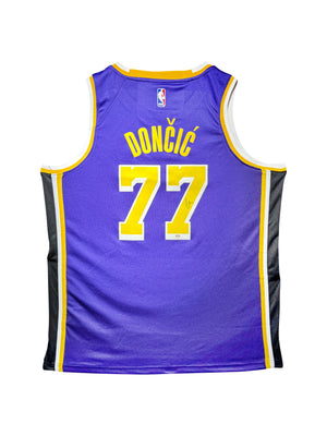 Maillot Authentique Exterieur Los Angeles Lakers signe par Luka Doncic certifie par PSA