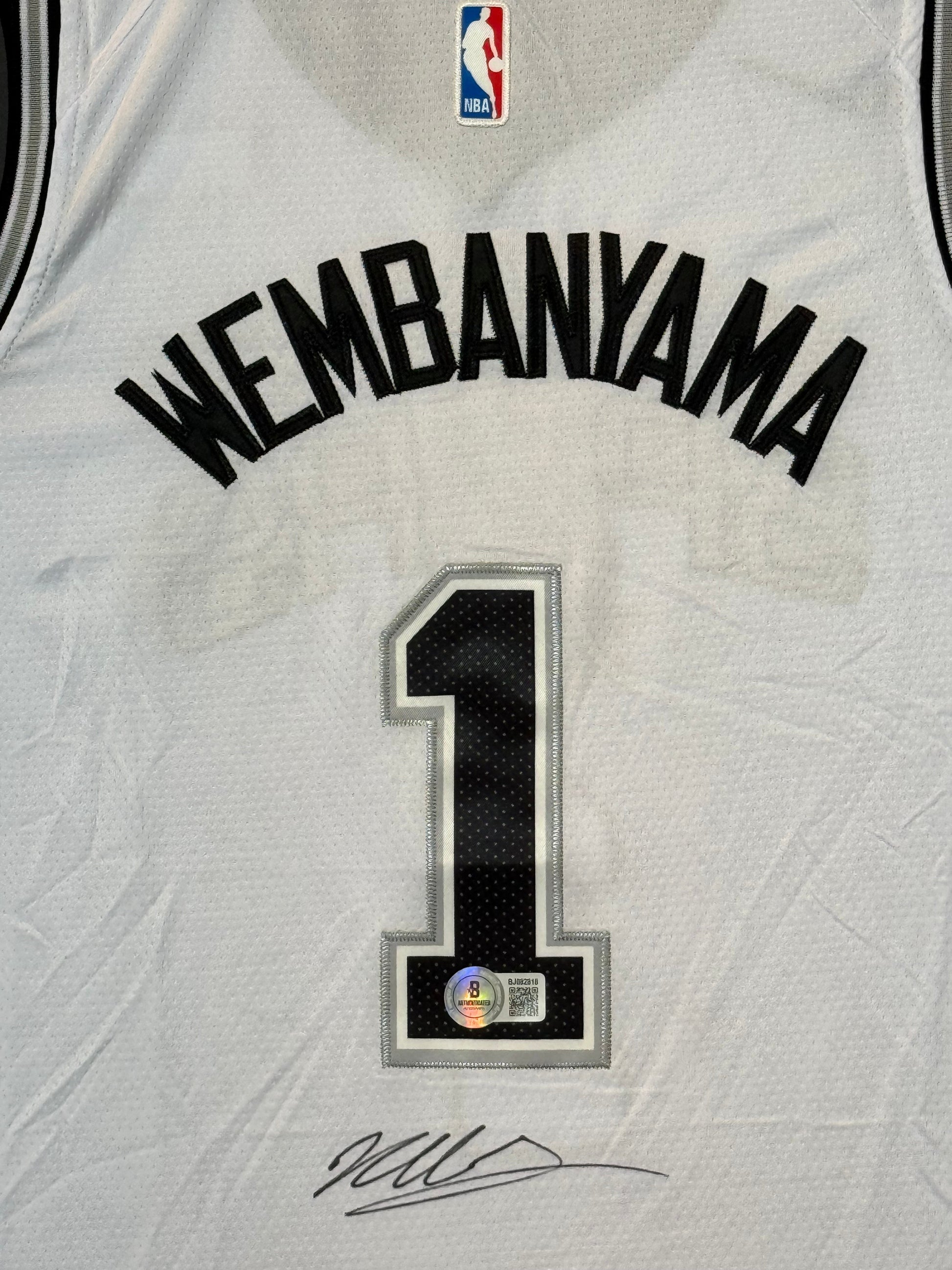 Maillot Authentique San Antonio Spurs signé par Victor WEMBANYAMA et certifié par Beckett authentic-signatures