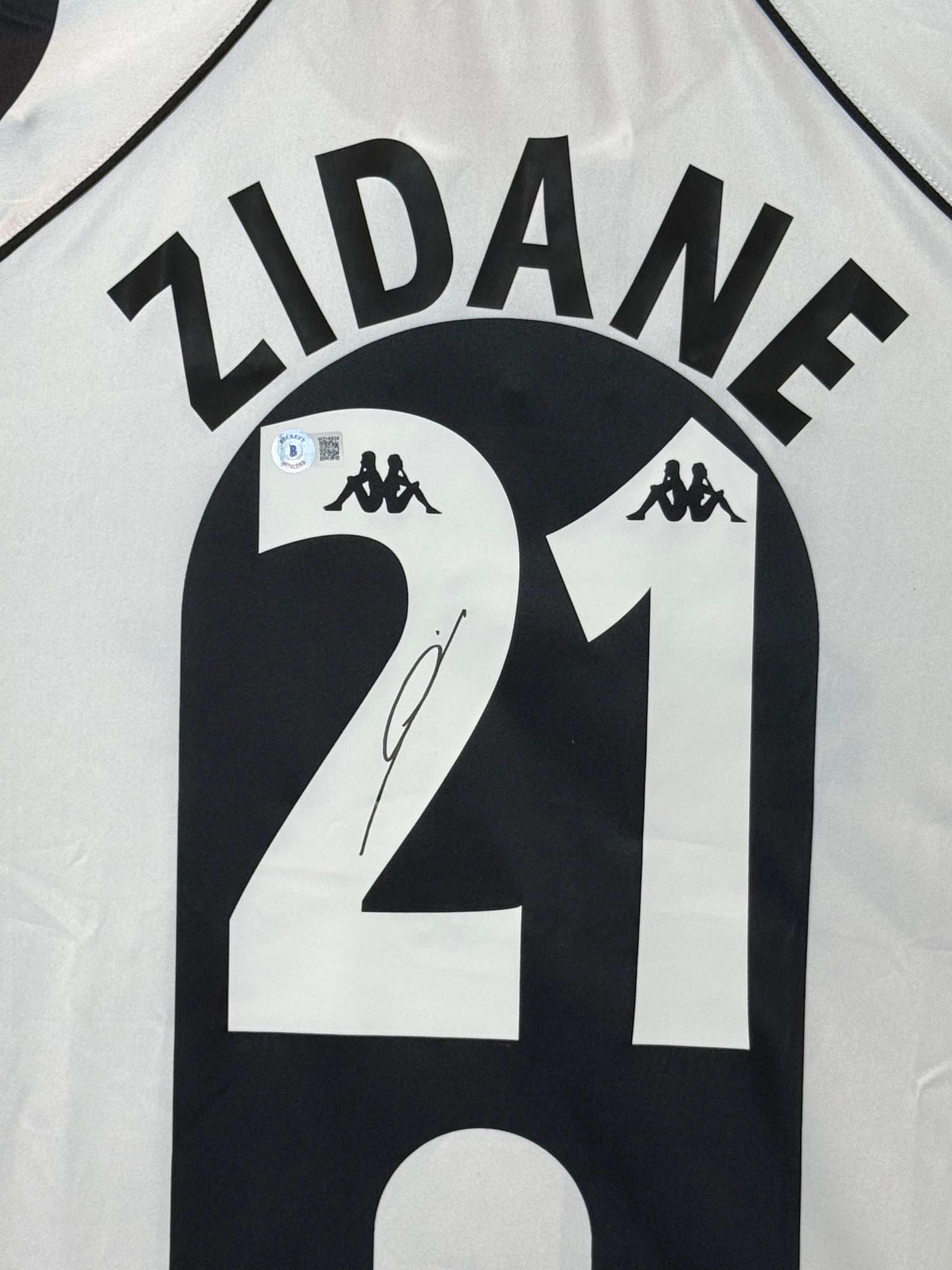 Maillot Authentique Juventus Turin signé par Zinedine Zidane et certifié par Beckett authentic-signatures