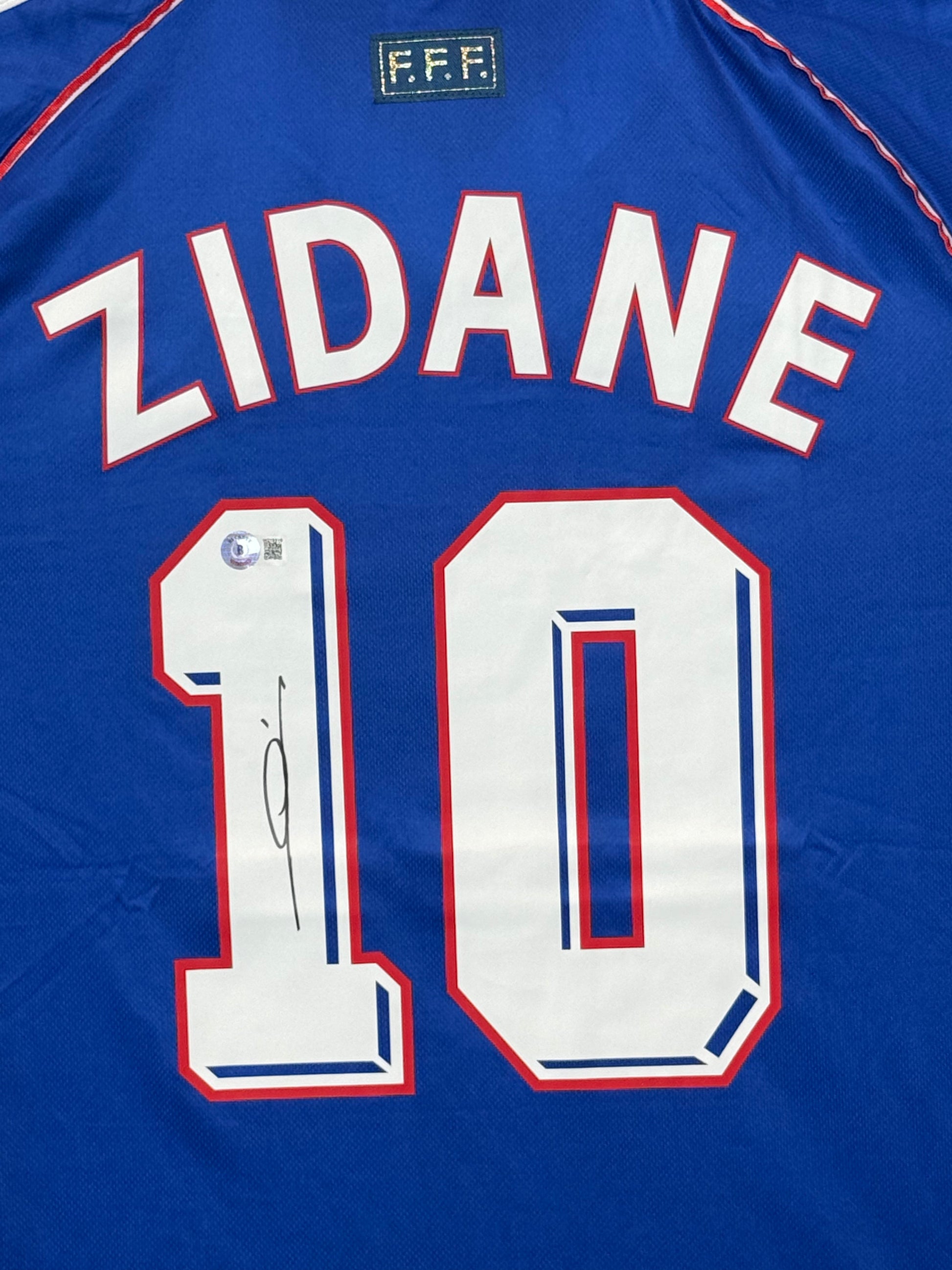 Maillot Authentique Equipe de France Finale Coupe du Monde 1998 signé par Zinedine Zidane et certifié par Beckett authentic-signatures