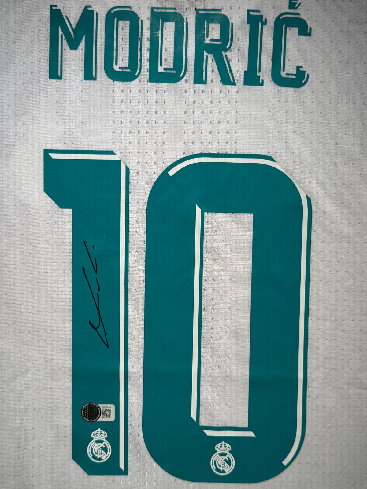 Luka Modric Signed Home 2017-18 Real Madrid Jersey, Certified by Beckett authentic-signatures Football Authentic Signatures