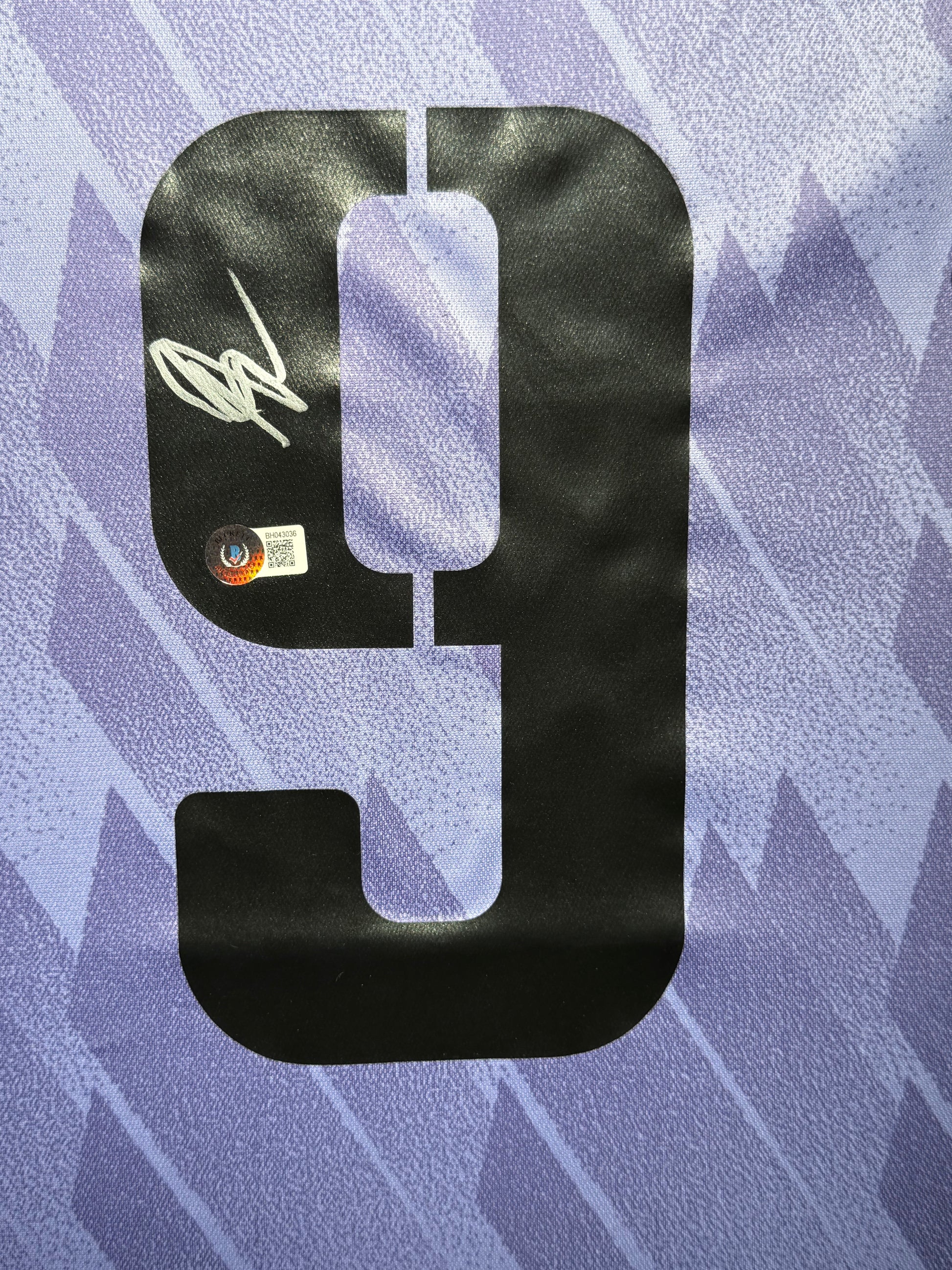 Maillot Exterieur Real Madrid CF 2022-23  signe par Karim Benzema et Certifie par Beckett authentic-signatures