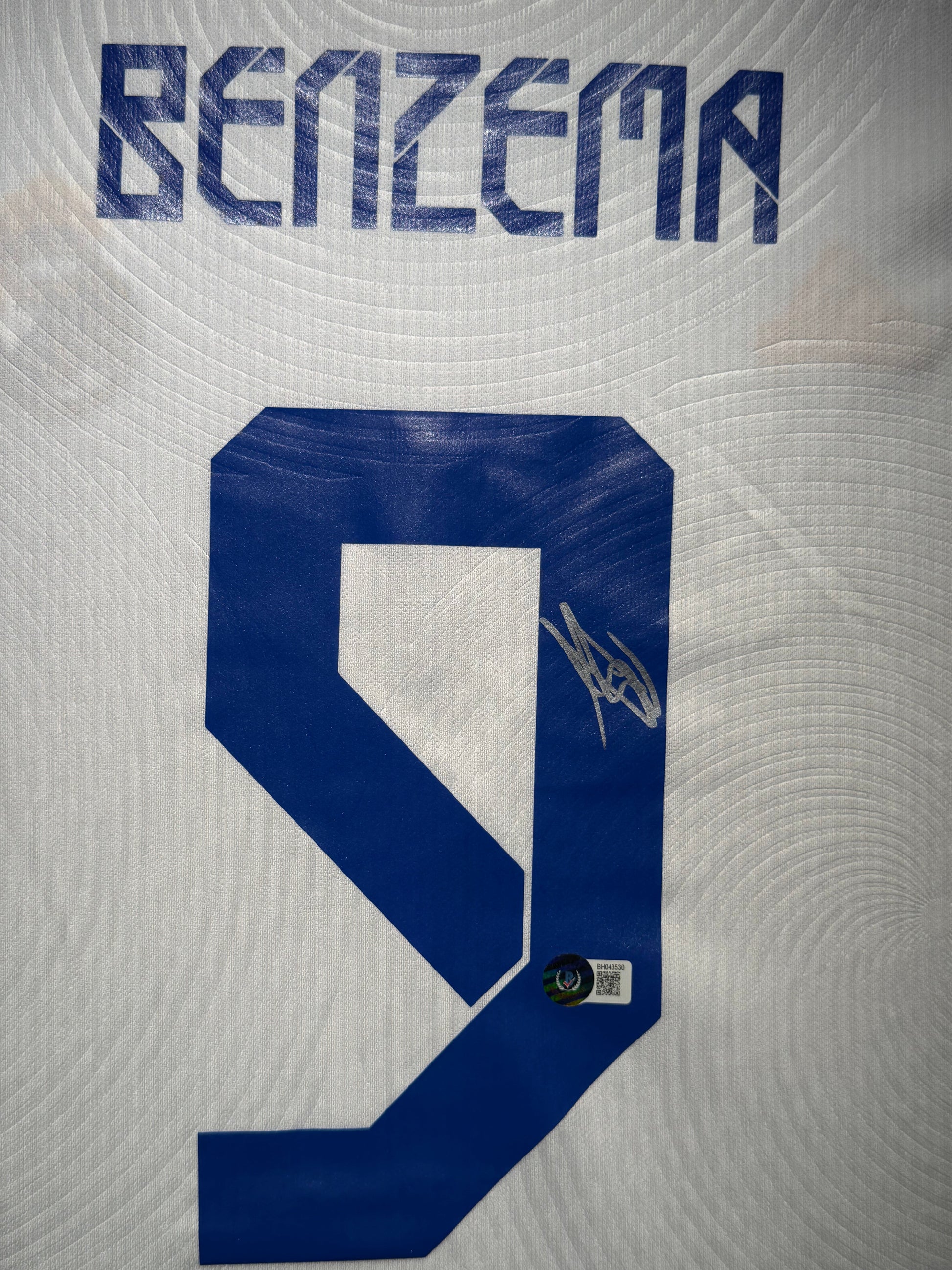 Maillot Domicile Real Madrid CF 2021-22 signe par Karim Benzema et Certifie par Beckett authentic-signatures