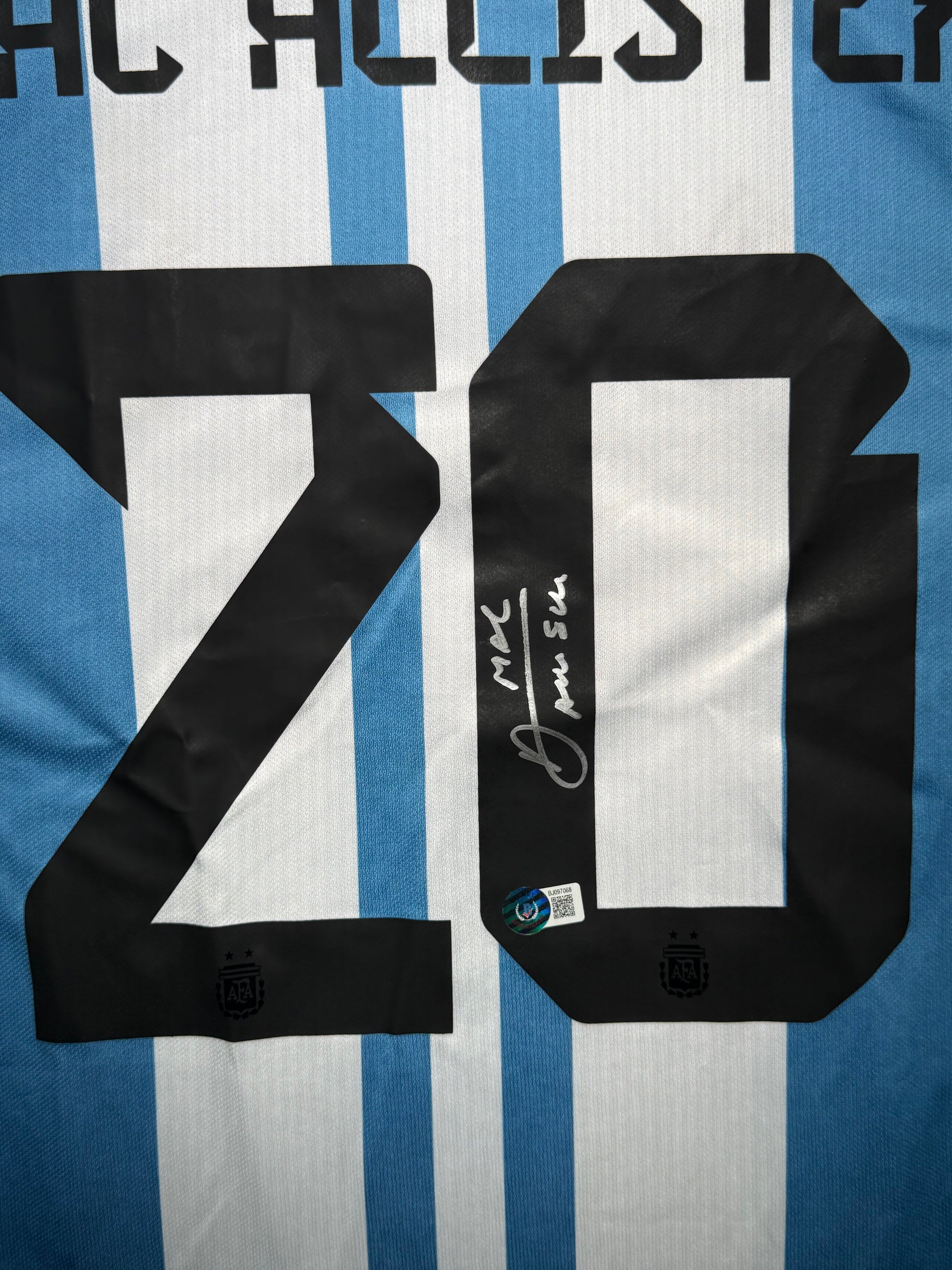 Maillot Domicile Equipe d'Argentine Edition Coupe du Monde 2022 signe par Alexis Mac Allister et Certifie par Beckett authentic-signatures