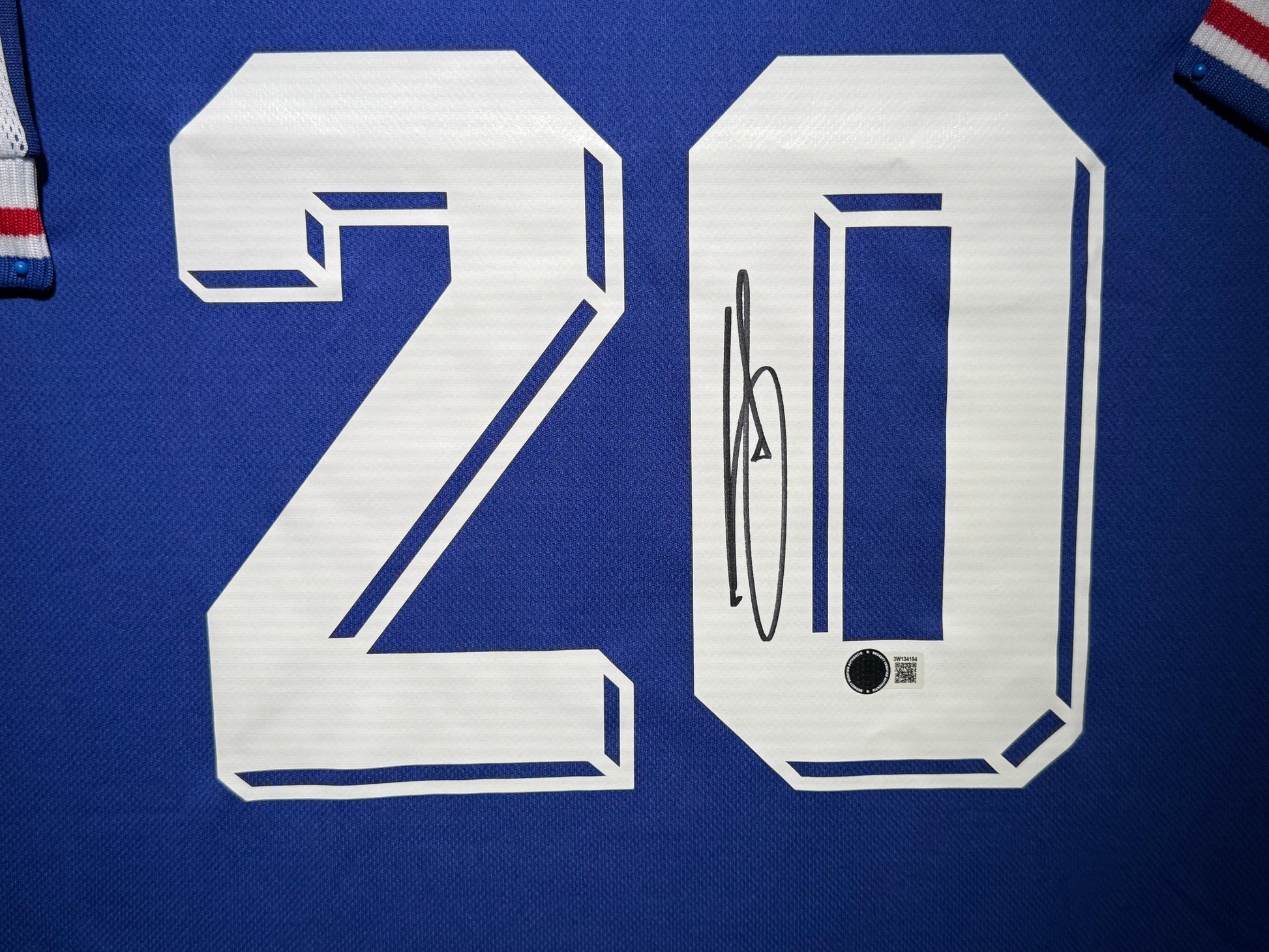 Maillot Domicile Equipe de France Edition Coupe du Monde 1998 signe par David Trezeguet et certifie par Beckett authentic-signatures