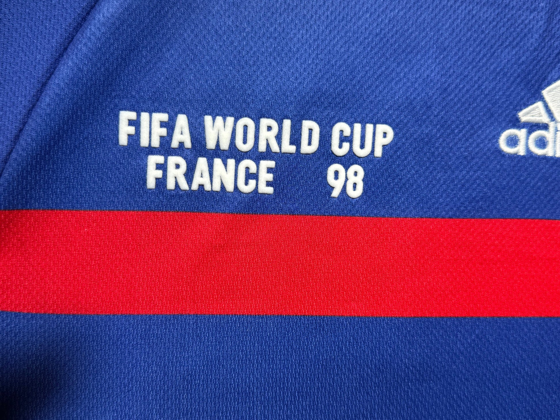 Maillot Domicile Equipe de France Edition Coupe du Monde 1998 signe par David Trezeguet et certifie par Beckett authentic-signatures