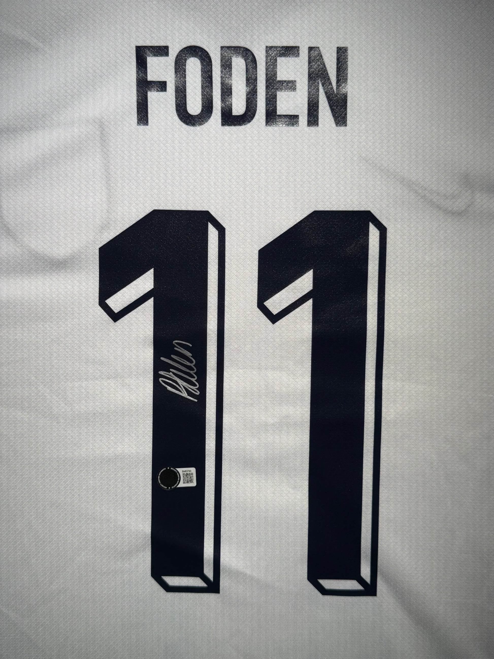 Maillot Domicile Equipe d Angleterre Edition Euro 2020 signe par Phil Foden et certifie par Beckett authentic-signatures