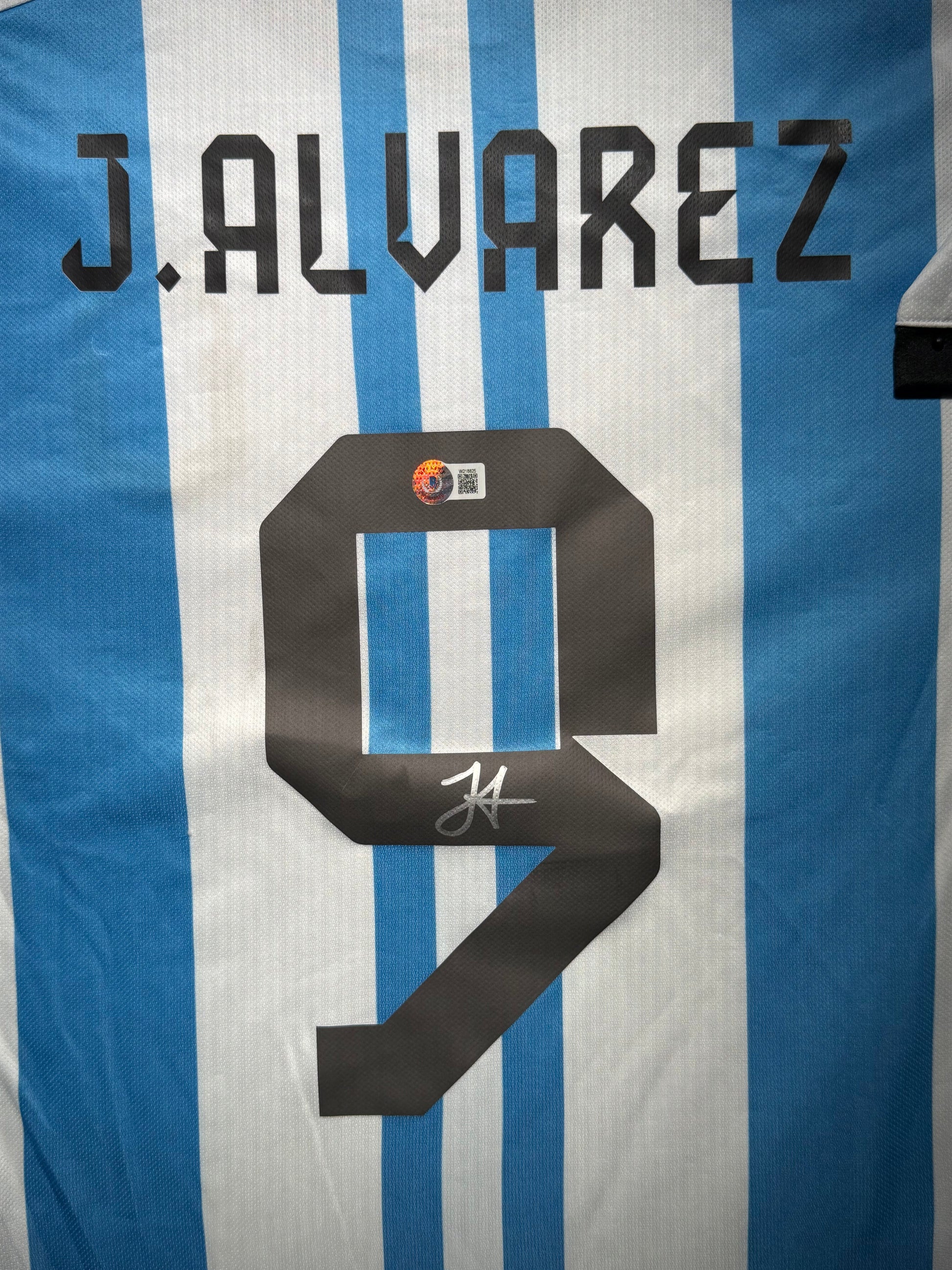 Maillot Domicile Equipe d'Argentine Edition Coupe du Monde 2022 signe par Julian Alvarez et Certifie par Beckett authentic-signatures