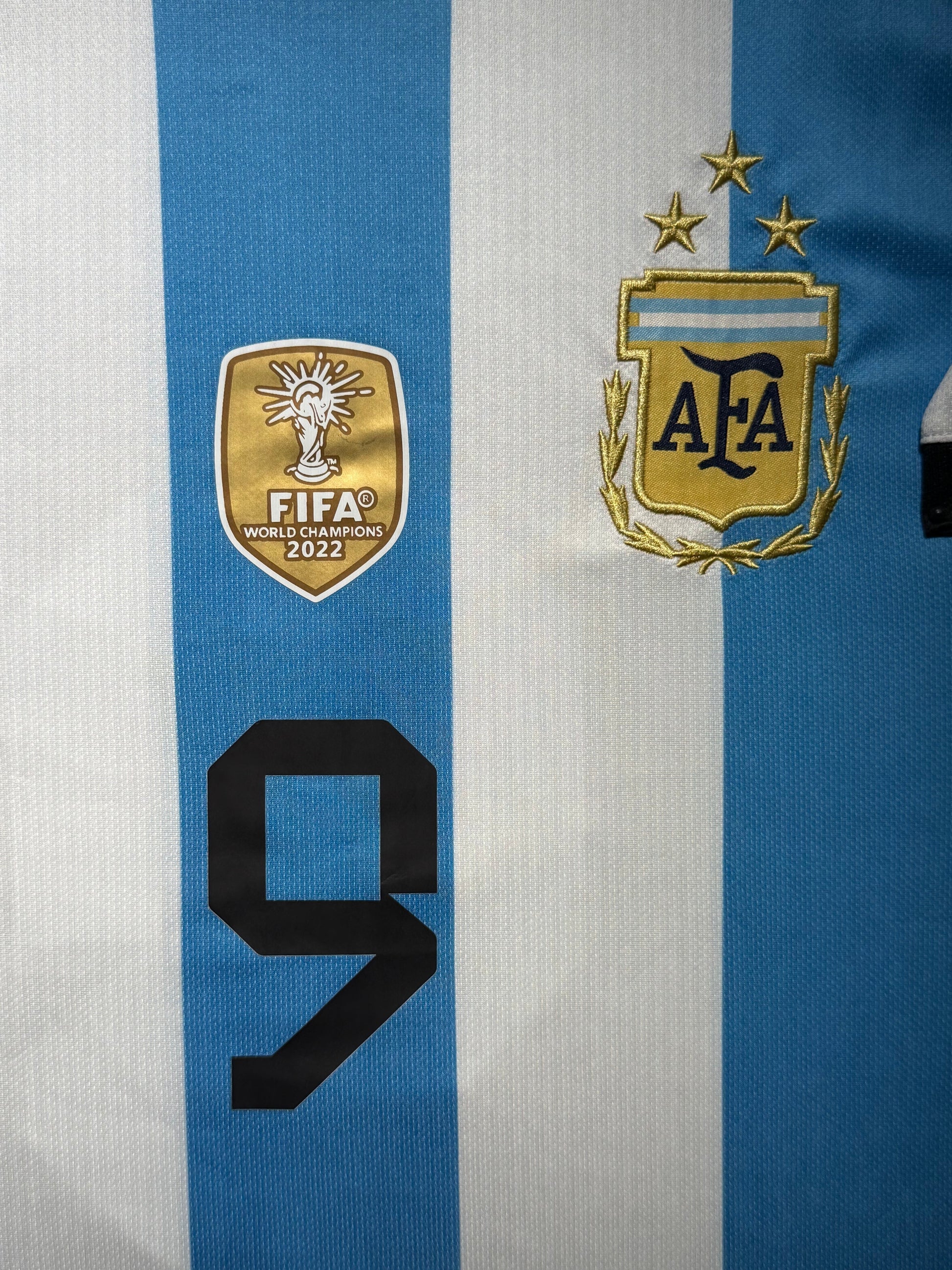 Maillot Domicile Equipe d'Argentine Edition Coupe du Monde 2022 signe par Julian Alvarez et Certifie par Beckett authentic-signatures