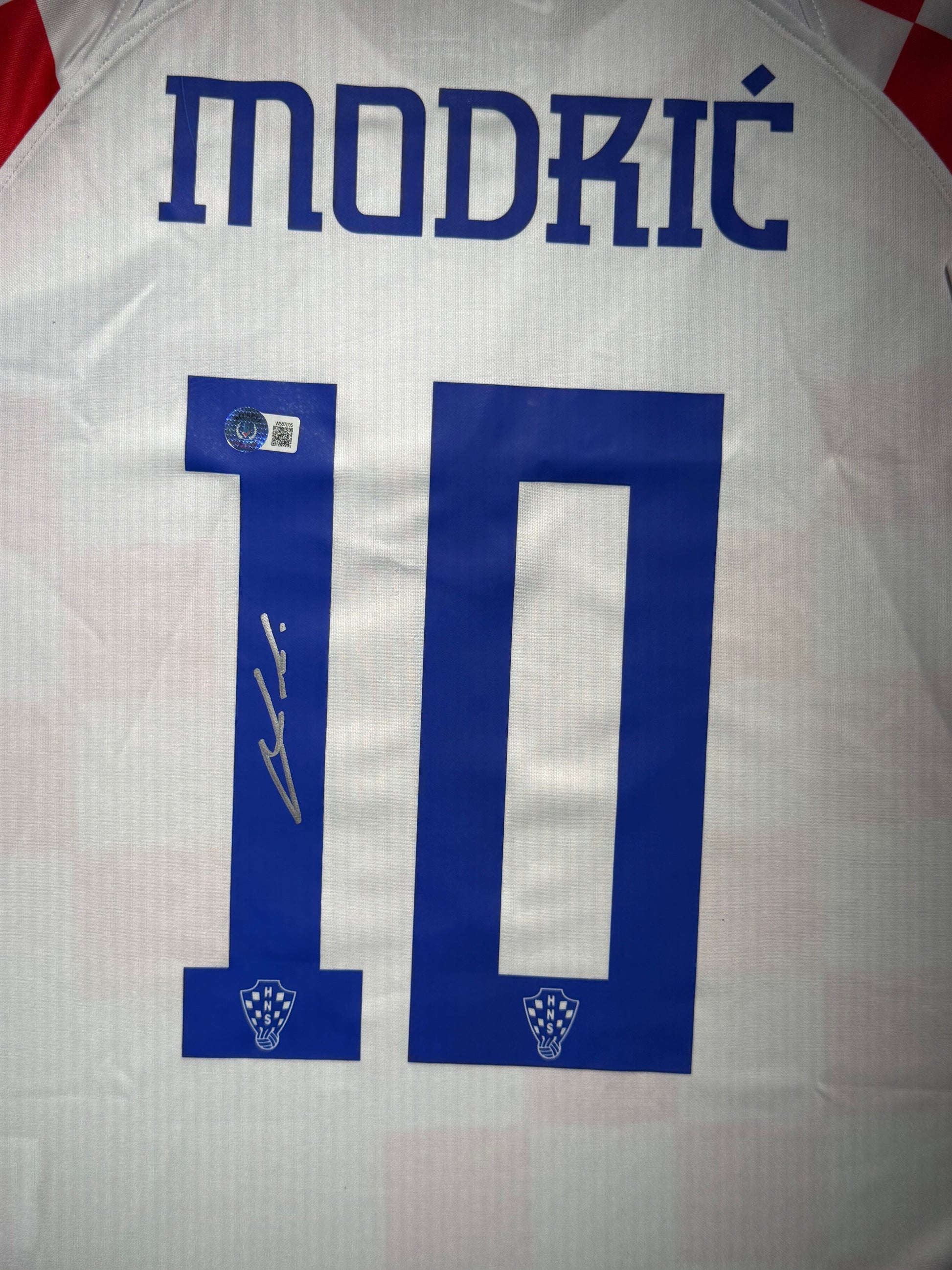 Maillot Domicile Edition Coupe du Monde 2022 Equipe de Croatie signe par Luka Modric et Certifie par Beckett authentic-signatures