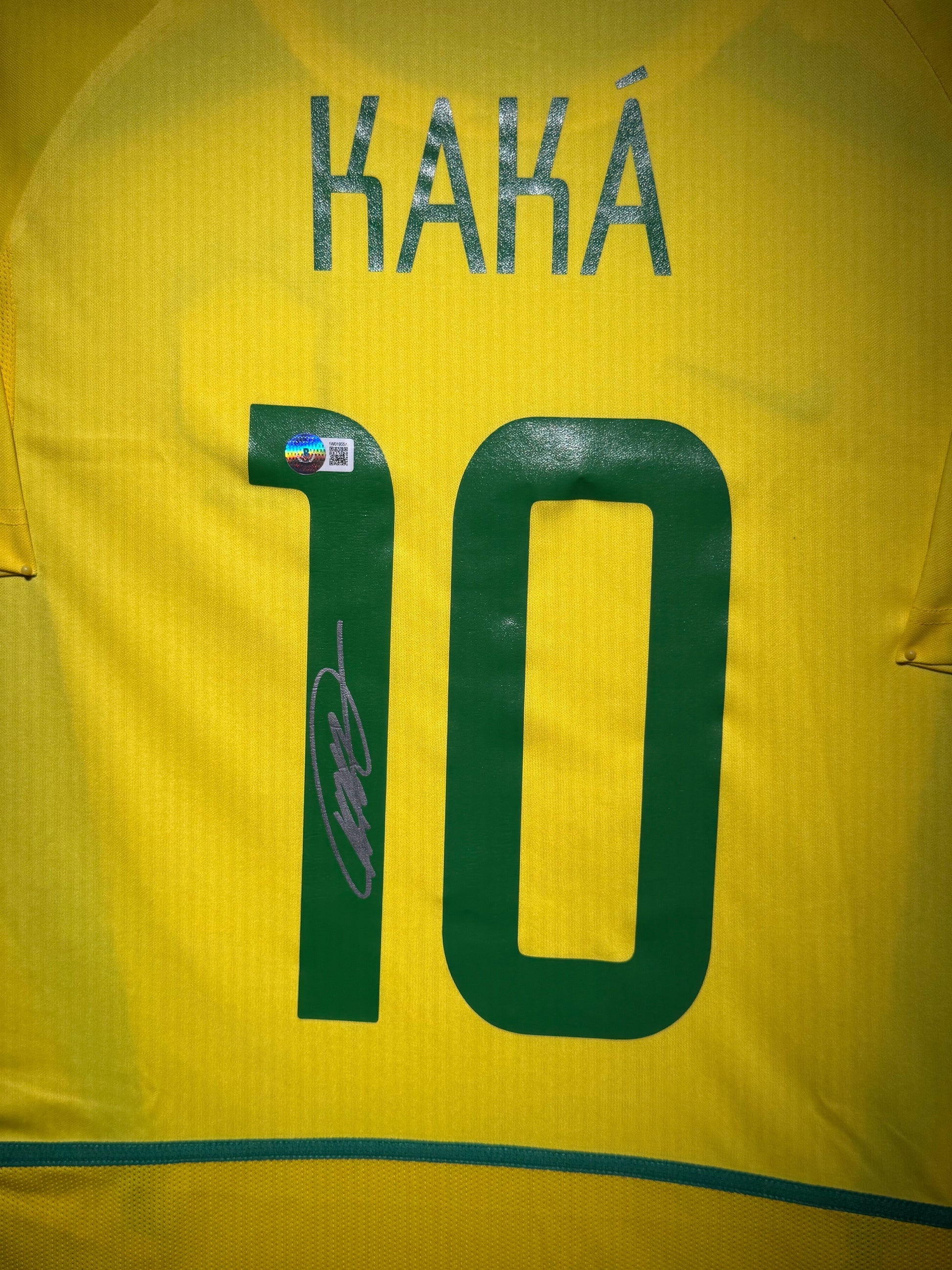 Maillot Domicile Equipe de du Bresil Edition Coupe du Monde 2006 signe par KAKA  et certifie par Beckett authentic-signatures