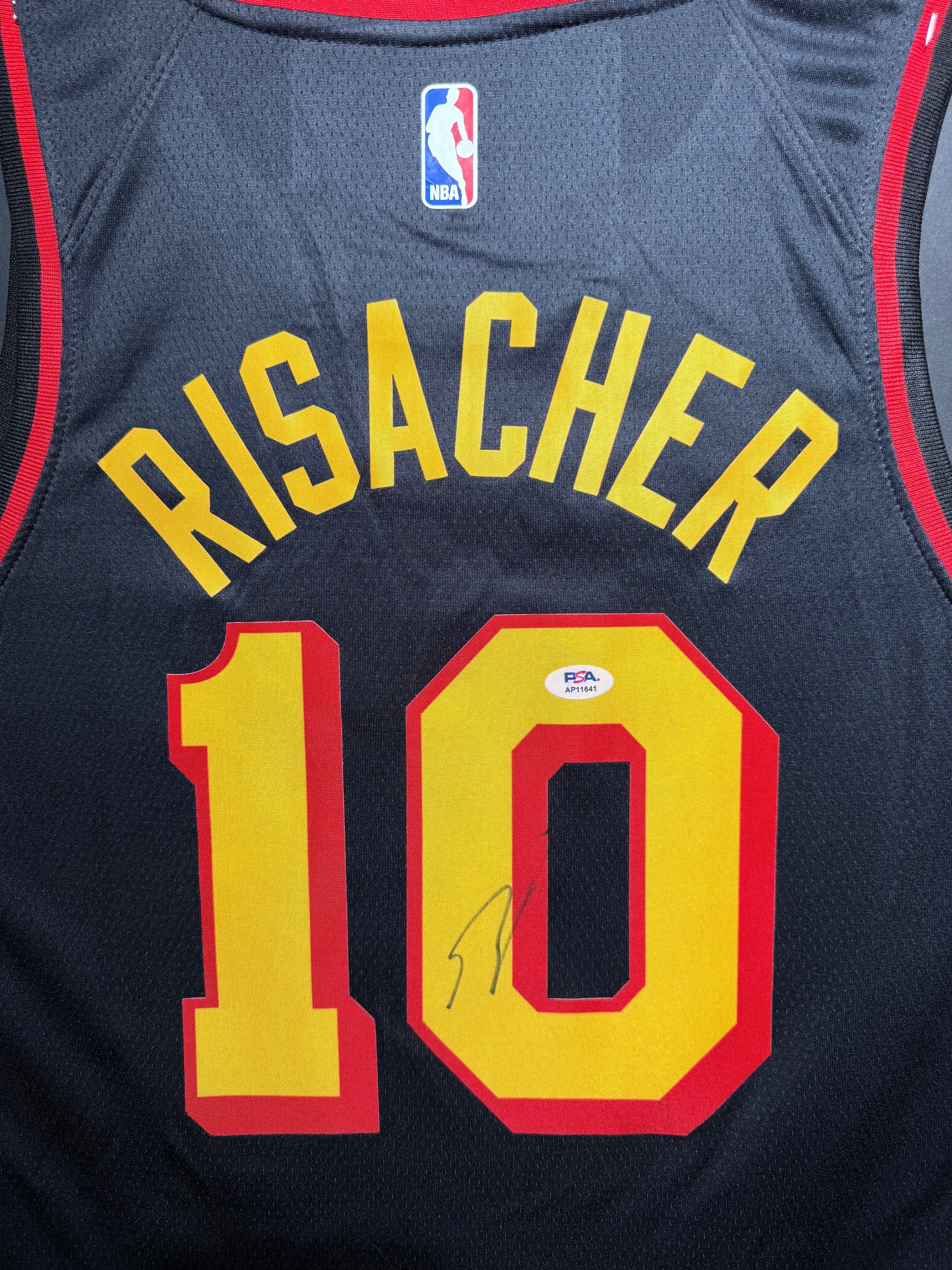 Maillot Authentique Atlanta Hawks Exterieur signe par Zaccharie Risacher et certifie par Beckett authentic-signatures