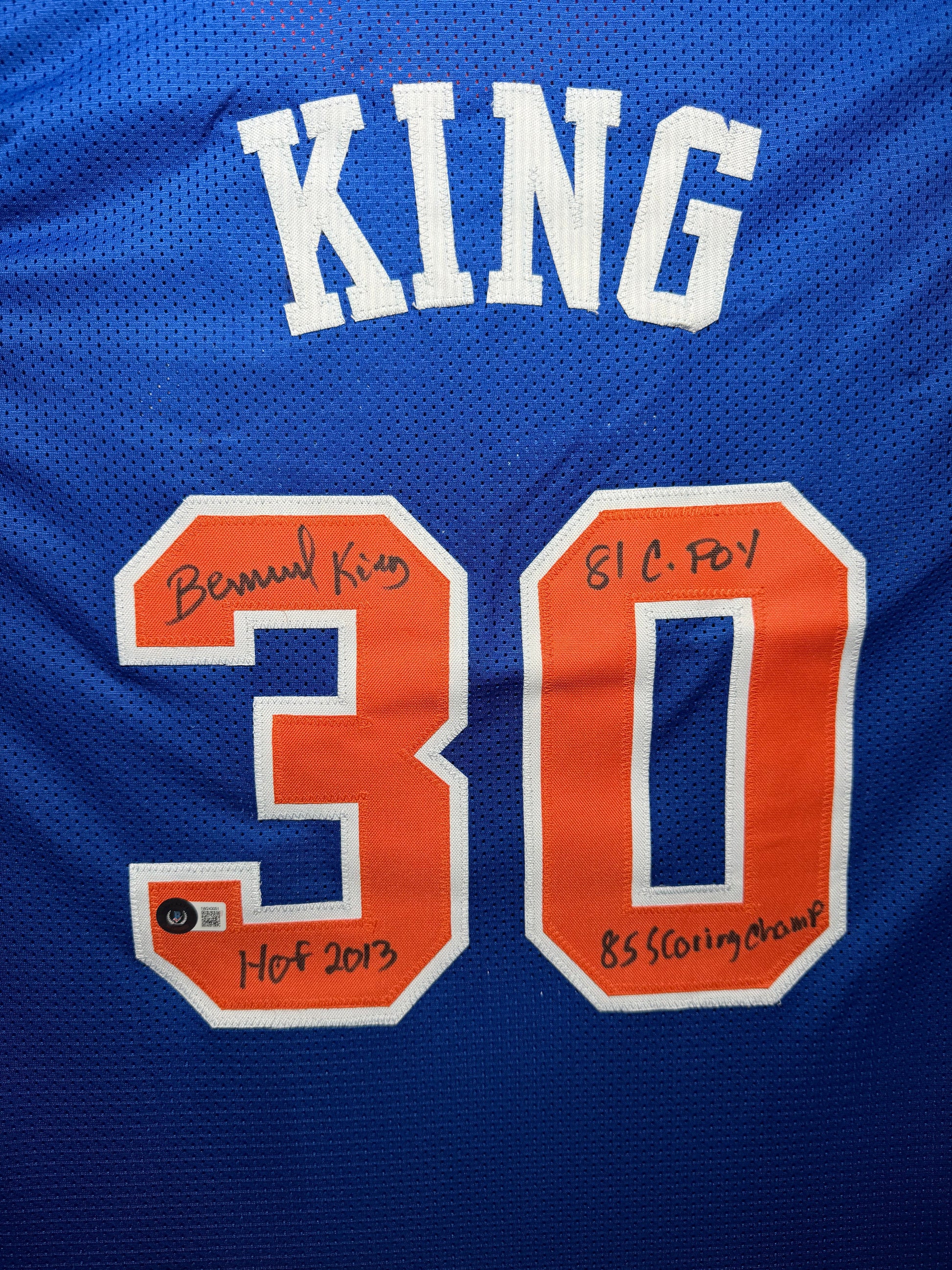 Maillot Custom Domicile New York Knicks signe "HOF 2013-85 Scoring Champ-81 C ROY" par Bernard King certifie par Beckett authentic-signatures