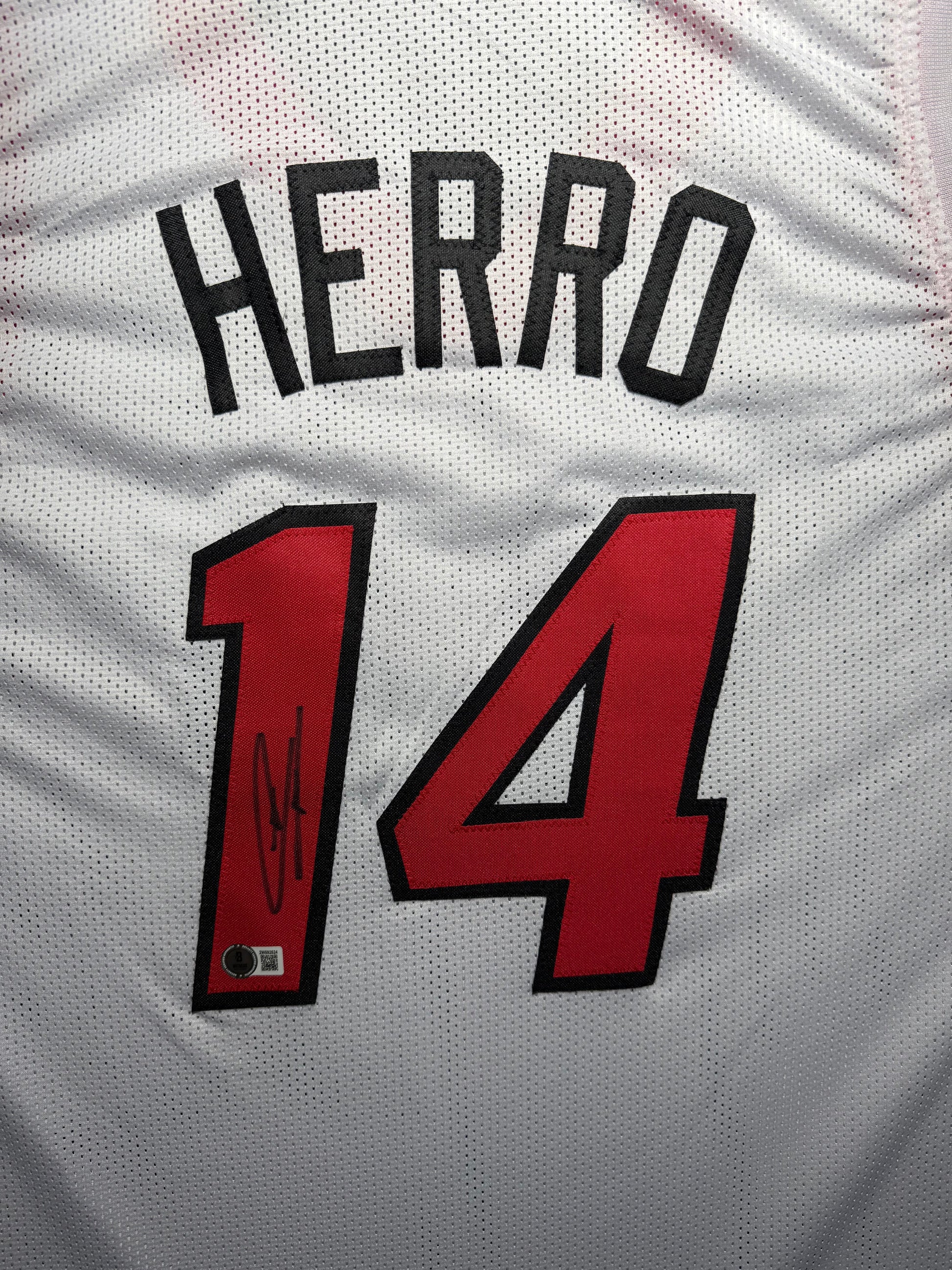 Maillot Custom Miami Heat signe par Tyler herro certifie par Beckett authentic-signatures