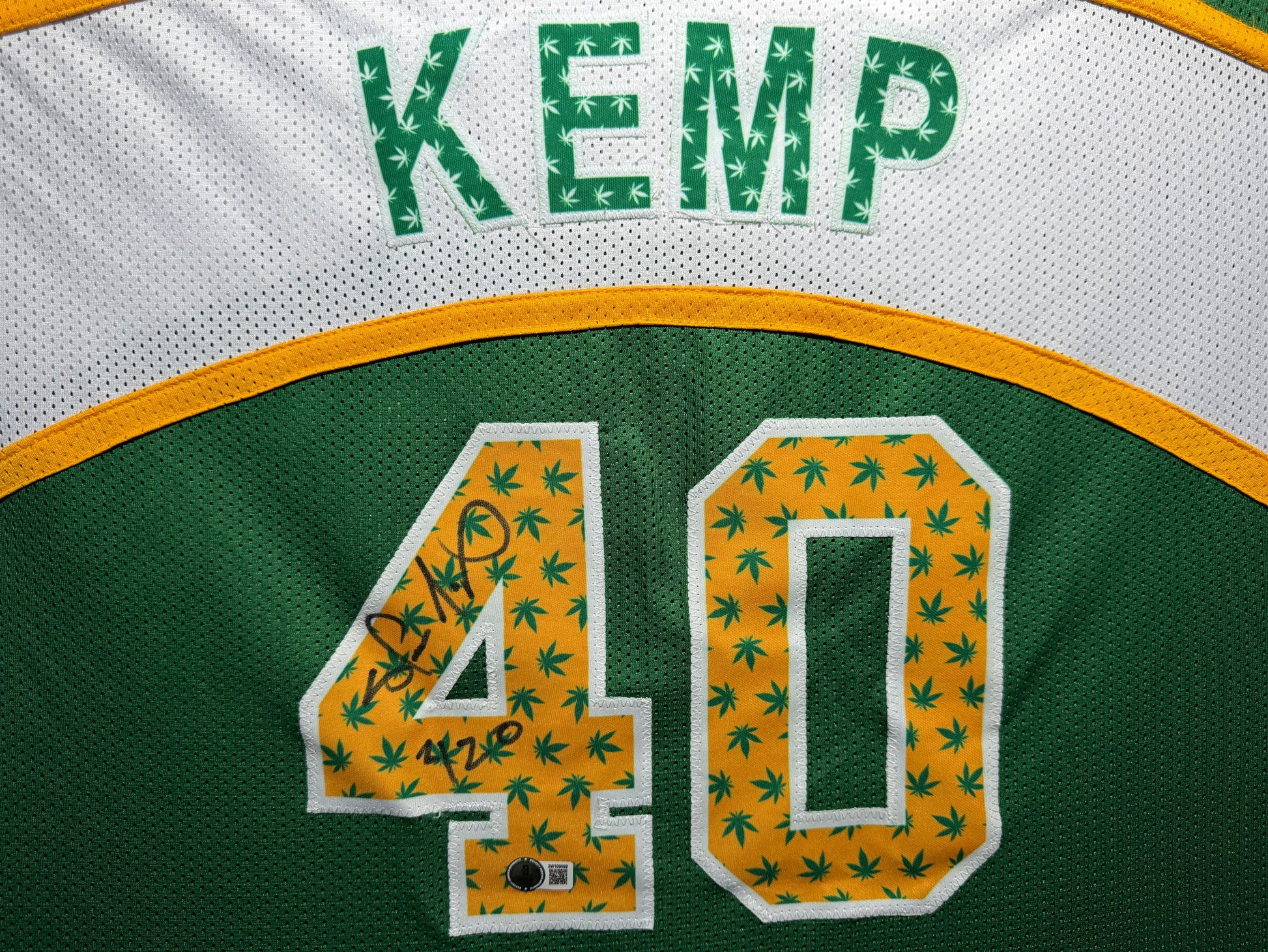Maillot des Seattle SuperSonics signé par Shawn Kemp, avec l'inscription « 420 ». authentic-signatures