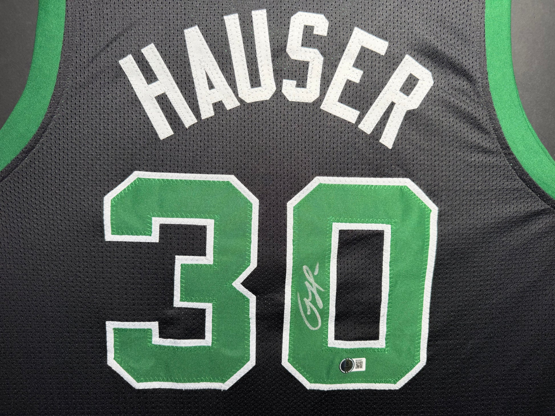 Maillot Custom Exterieur signe par Sam Hauser certifie par Beckett authentic-signatures