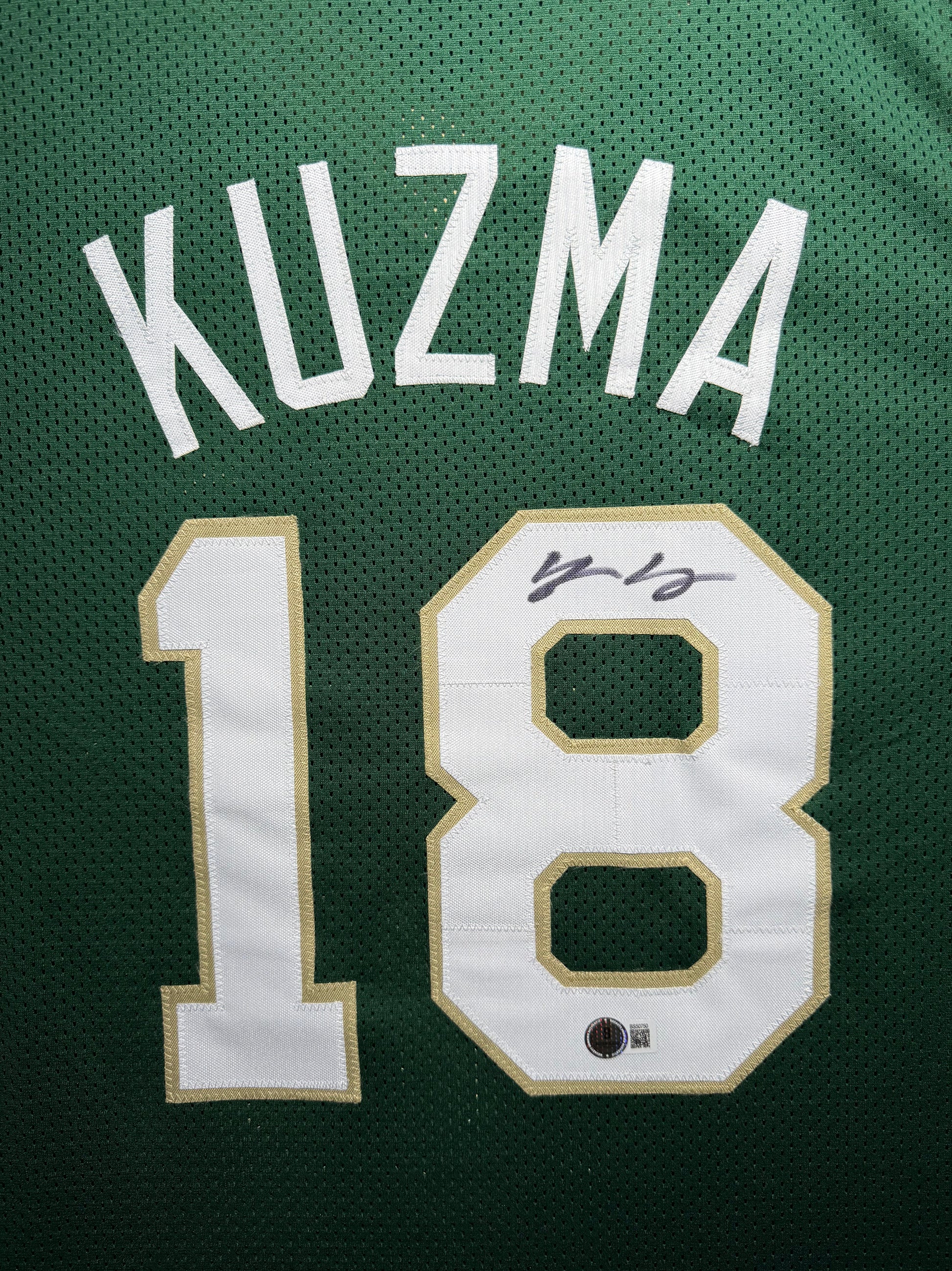 Maillot Custom Domicile Milwaukee Bucks signe par Kyle Kuzma certifie par PSA authentic-signatures