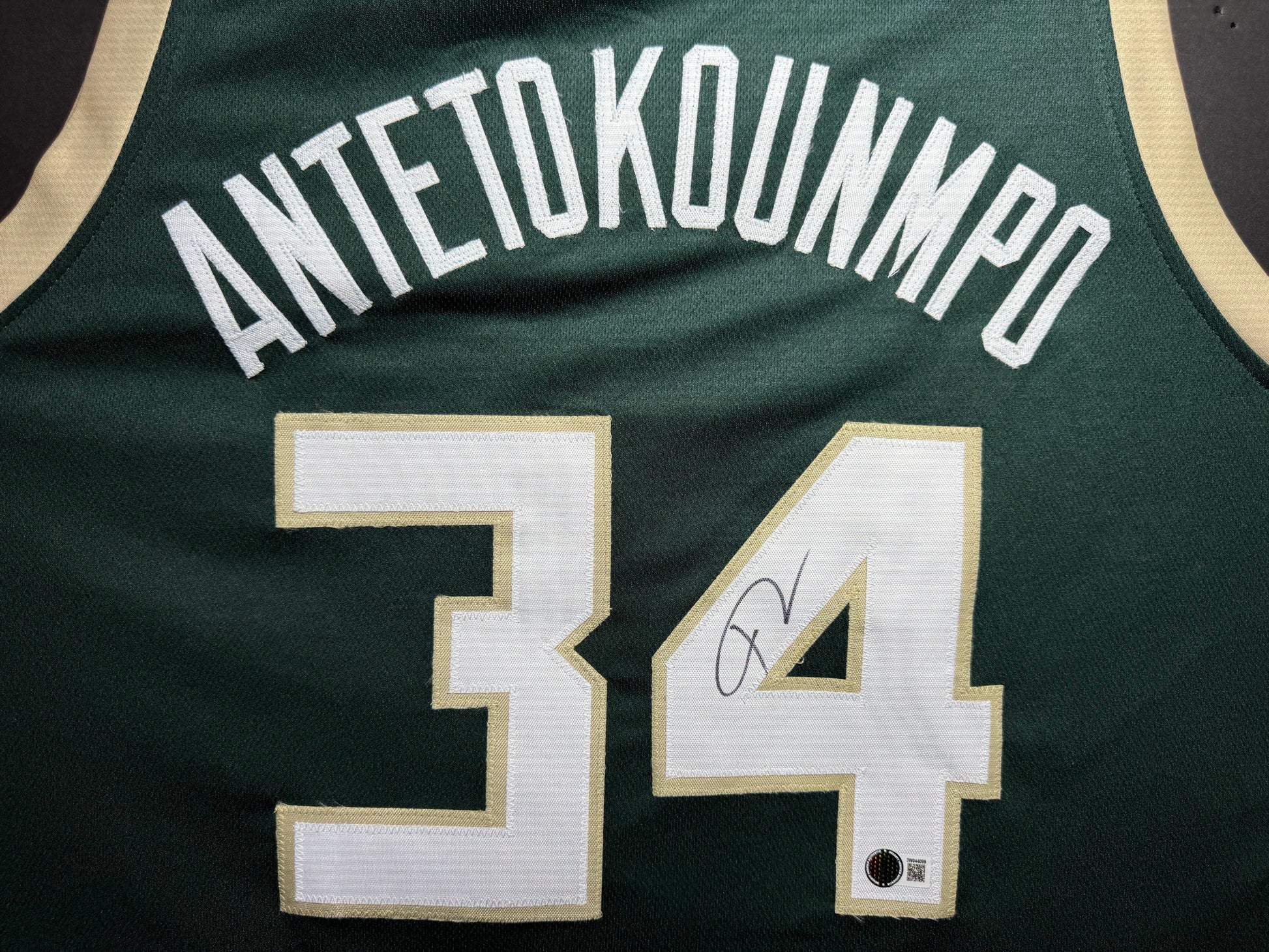 Maillot Custom Milwaukee Bucks signe par Giannis Antetokoumpo et certifie par Beckett authentic-signatures